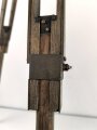 Gestell für optisches Gerät der Wehrmacht, frühes, schweres Stück aus Messing, eine Feststellschraube abgerissen, sonst guter Gesamtzustand
