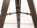 Gestell für optisches Gerät der Wehrmacht, frühes, schweres Stück aus Messing, eine Feststellschraube abgerissen, sonst guter Gesamtzustand