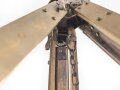 Gestell für optisches Gerät der Wehrmacht, frühes, schweres Stück aus Messing, eine Feststellschraube abgerissen, sonst guter Gesamtzustand