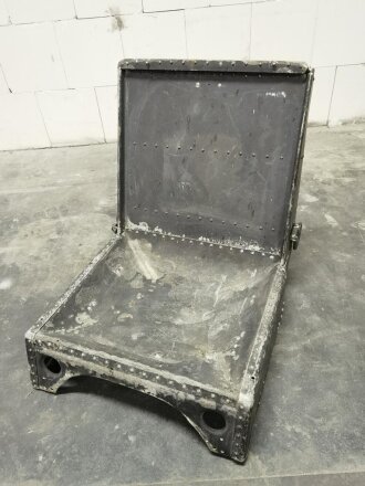 Luftwaffe , Flugzeugsitz aus Leichtmetall. Originallack, Breite 46,5cm