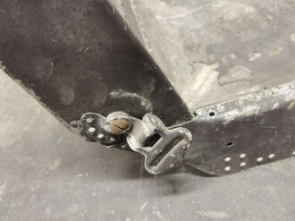 Luftwaffe , Flugzeugsitz aus Leichtmetall. Originallack, Breite 46,5cm