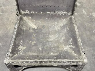 Luftwaffe , Flugzeugsitz aus Leichtmetall. Originallack, Breite 46,5cm