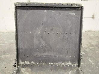 Luftwaffe , Flugzeugsitz aus Leichtmetall. Originallack, Breite 46,5cm