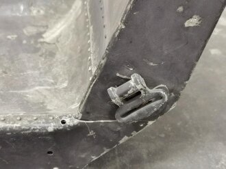 Luftwaffe , Flugzeugsitz aus Leichtmetall. Originallack, Breite 46,5cm