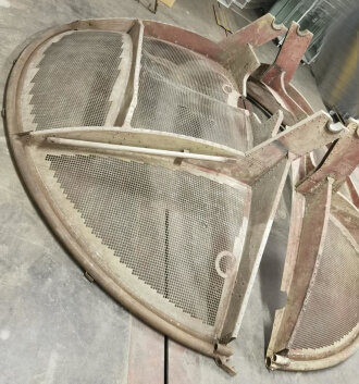 Parabolspiegel für Flak Zielgerät ( Funkmessgerät ) FuSE 64 Mannheim. Knapp 340 cm Durchmesser, Originallack, in Teilen alt überlackiert. Verbogen. Tolles Stück, selten