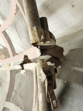 Parabolspiegel für Flak Zielgerät ( Funkmessgerät ) FuSE 64 Mannheim. Knapp 340 cm Durchmesser, Originallack, in Teilen alt überlackiert. Verbogen. Tolles Stück, selten