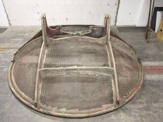 Parabolspiegel für Flak Zielgerät ( Funkmessgerät ) FuSE 64 Mannheim. Knapp 340 cm Durchmesser, Originallack, in Teilen alt überlackiert. Verbogen. Tolles Stück, selten