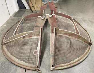 Parabolspiegel für Flak Zielgerät ( Funkmessgerät ) FuSE 64 Mannheim. Knapp 340 cm Durchmesser, Originallack, in Teilen alt überlackiert. Verbogen. Tolles Stück, selten