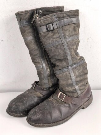 Luftwaffe, Paar Stiefel für fliegendes Personal. Kein Etikett, Unterteil rotbraun, Schacht taubenblaues Leder. Rapid Reissverschlüsse, Prym Druckknöpfe. Ungereinigtes Paar, Sohlenlänge 31cm
