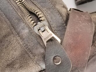 Luftwaffe, Paar Stiefel für fliegendes Personal. Kein Etikett, Unterteil rotbraun, Schacht taubenblaues Leder. Rapid Reissverschlüsse, Prym Druckknöpfe. Ungereinigtes Paar, Sohlenlänge 31cm