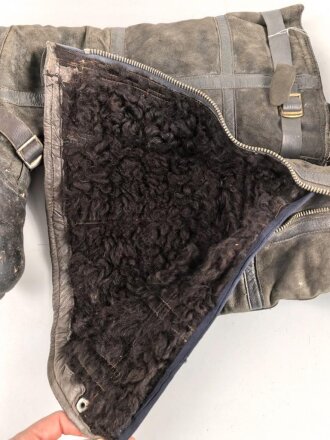 Luftwaffe, Paar Stiefel für fliegendes Personal. Kein Etikett, Unterteil rotbraun, Schacht taubenblaues Leder. Rapid Reissverschlüsse, Prym Druckknöpfe. Ungereinigtes Paar, Sohlenlänge 31cm