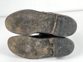 Luftwaffe, Paar Stiefel für fliegendes Personal. Kein Etikett, Unterteil rotbraun, Schacht taubenblaues Leder. Rapid Reissverschlüsse, Prym Druckknöpfe. Ungereinigtes Paar, Sohlenlänge 31cm