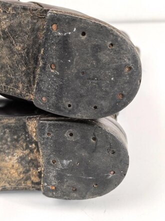Luftwaffe, Paar Stiefel für fliegendes Personal. Kein Etikett, Unterteil rotbraun, Schacht taubenblaues Leder. Rapid Reissverschlüsse, Prym Druckknöpfe. Ungereinigtes Paar, Sohlenlänge 31cm