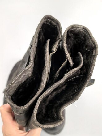 Luftwaffe, Paar Stiefel für fliegendes Personal. Kein Etikett, Unterteil rotbraun, Schacht taubenblaues Leder. Rapid Reissverschlüsse, Prym Druckknöpfe. Ungereinigtes Paar, Sohlenlänge 31cm
