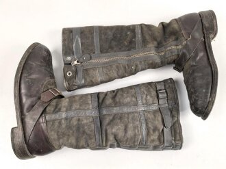 Luftwaffe, Paar Stiefel für fliegendes Personal. Kein Etikett, Unterteil rotbraun, Schacht taubenblaues Leder. Rapid Reissverschlüsse, Prym Druckknöpfe. Ungereinigtes Paar, Sohlenlänge 31cm