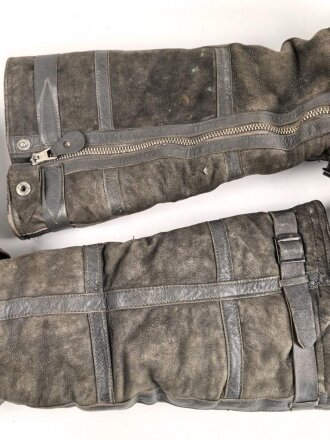 Luftwaffe, Paar Stiefel für fliegendes Personal. Kein Etikett, Unterteil rotbraun, Schacht taubenblaues Leder. Rapid Reissverschlüsse, Prym Druckknöpfe. Ungereinigtes Paar, Sohlenlänge 31cm