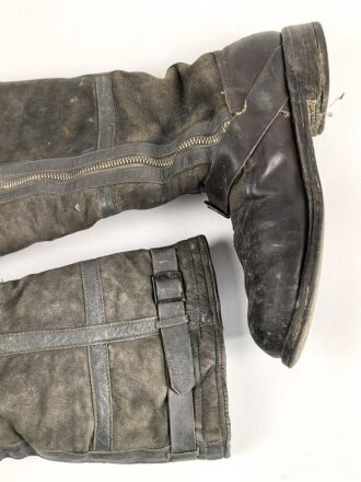 Luftwaffe, Paar Stiefel für fliegendes Personal. Kein Etikett, Unterteil rotbraun, Schacht taubenblaues Leder. Rapid Reissverschlüsse, Prym Druckknöpfe. Ungereinigtes Paar, Sohlenlänge 31cm
