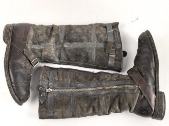 Luftwaffe, Paar Stiefel für fliegendes Personal. Kein Etikett, Unterteil rotbraun, Schacht taubenblaues Leder. Rapid Reissverschlüsse, Prym Druckknöpfe. Ungereinigtes Paar, Sohlenlänge 31cm