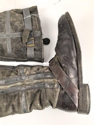 Luftwaffe, Paar Stiefel für fliegendes Personal. Kein Etikett, Unterteil rotbraun, Schacht taubenblaues Leder. Rapid Reissverschlüsse, Prym Druckknöpfe. Ungereinigtes Paar, Sohlenlänge 31cm