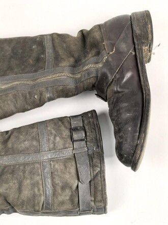 Luftwaffe, Paar Stiefel für fliegendes Personal. Kein Etikett, Unterteil rotbraun, Schaft taubenblaues Leder. Rapid Reissverschlüsse, Prym Druckknöpfe. Ungereinigtes Paar, Sohlenlänge 31cm