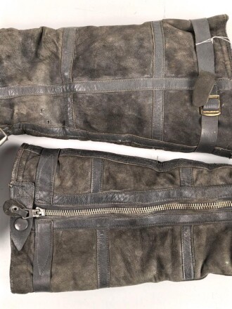 Luftwaffe, Paar Stiefel für fliegendes Personal. Kein Etikett, Unterteil rotbraun, Schaft taubenblaues Leder. Rapid Reissverschlüsse, Prym Druckknöpfe. Ungereinigtes Paar, Sohlenlänge 31cm