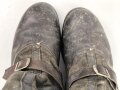 Luftwaffe, Paar Stiefel für fliegendes Personal. Kein Etikett, Unterteil rotbraun, Schacht taubenblaues Leder. Rapid Reissverschlüsse, Prym Druckknöpfe. Ungereinigtes Paar, Sohlenlänge 31cm