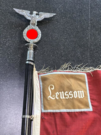 Fahne der NSDAP Ortsgruppe Leussow. Die Hakenkreuze Nachlackiert, sonst unberührt und zusammengehörig. War scheinbar nie auseinander. das Fahnentuch mit Mottenschäden. KEIN VERSAND