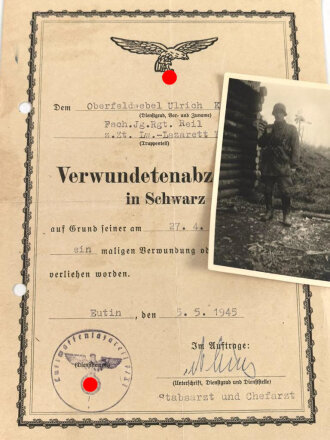 Fallschirmjäger Regiment Reil, Verleihungsurkunde eines Oberfeldwebel zum Verwundetenabzeichen in schwarz datiert 5. Mai 1945. Dazu ein kleinformatiges Foto.