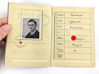 Arbeitsbuch für Ausländer eines Mannes aus Frankreich der als Hilfsarbeiter im Flugfunk Forschungsinstitut Oberpfaffenhofen gearbeitet hat, datiert 1944