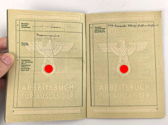 Arbeitsbuch für Ausländer eines Mannes aus Frankreich der als Hilfsarbeiter im Flugfunk Forschungsinstitut Oberpfaffenhofen gearbeitet hat, datiert 1944