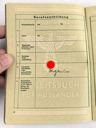 Arbeitsbuch für Ausländer eines Mannes aus Frankreich der als Hilfsarbeiter im Flugfunk Forschungsinstitut Oberpfaffenhofen gearbeitet hat, datiert 1944