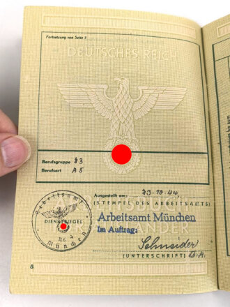 Arbeitsbuch für Ausländer eines Mannes aus Frankreich der als Hilfsarbeiter im Flugfunk Forschungsinstitut Oberpfaffenhofen gearbeitet hat, datiert 1944