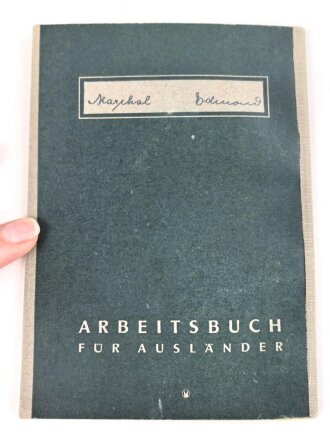 Arbeitsbuch für Ausländer eines Mannes aus Frankreich der als Hilfsarbeiter im Flugfunk Forschungsinstitut Oberpfaffenhofen gearbeitet hat, datiert 1944