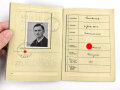 Arbeitsbuch für Ausländer eines Mannes aus Frankreich der als Hilfsarbeiter im Flugfunk Forschungsinstitut Oberpfaffenhofen gearbeitet hat, datiert 1944