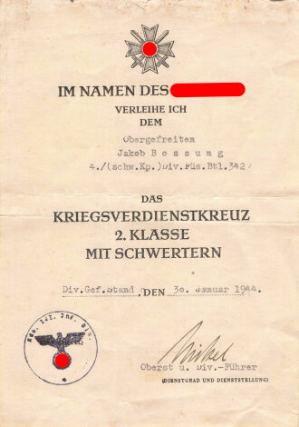 Verleihungsurkunde zum Kriegsverdienstkreuz 2. Klasse mit Schwertern an einen Obergefreiten der 4./(schw.Kp.) Div.Füs.Btl. 342
