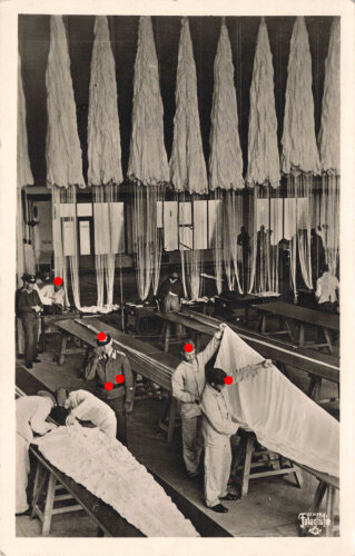 Ansichtskarte "Fallschirmjäger beim Packen...