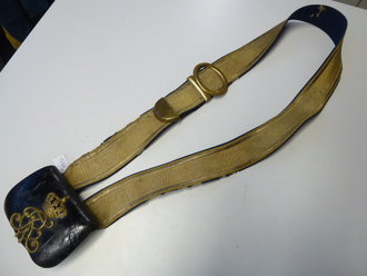 Kartuschkasten Preußen, eine Lasche des Bandoliers ergänzt, sonst gutes, originales Stück