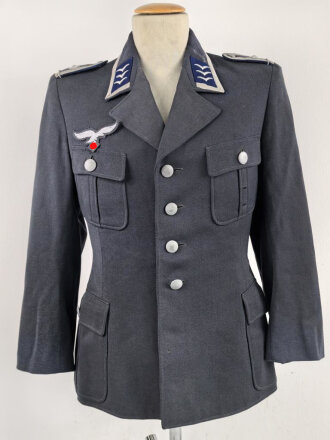 Luftwaffe, Waffenrock für einen Fahnenjunker Feldwebel der Sanitätstruppe. Eigentumstück, der Brustadler fehlt, die Kragenkordel entfernt, Wachsflecken am Kragen. Sonst gut