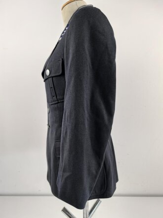 Luftwaffe, Waffenrock für einen Fahnenjunker Feldwebel der Sanitätstruppe. Eigentumstück, der Brustadler fehlt, die Kragenkordel entfernt, Wachsflecken am Kragen. Sonst gut