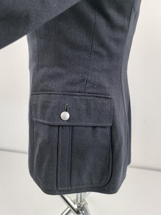 Luftwaffe, Waffenrock für einen Fahnenjunker Feldwebel der Sanitätstruppe. Eigentumstück, der Brustadler fehlt, die Kragenkordel entfernt, Wachsflecken am Kragen. Sonst gut