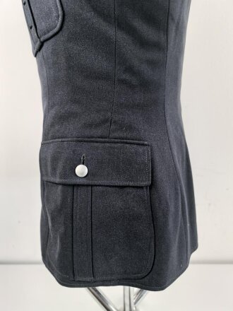 Luftwaffe, Waffenrock für einen Fahnenjunker Feldwebel der Sanitätstruppe. Eigentumstück, der Brustadler fehlt, die Kragenkordel entfernt, Wachsflecken am Kragen. Sonst gut