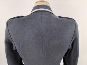 Luftwaffe, Waffenrock für einen Fahnenjunker Feldwebel der Sanitätstruppe. Eigentumstück, der Brustadler fehlt, die Kragenkordel entfernt, Wachsflecken am Kragen. Sonst gut