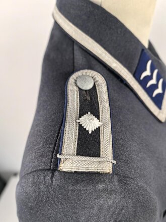 Luftwaffe, Waffenrock für einen Fahnenjunker Feldwebel der Sanitätstruppe. Eigentumstück, der Brustadler fehlt, die Kragenkordel entfernt, Wachsflecken am Kragen. Sonst gut