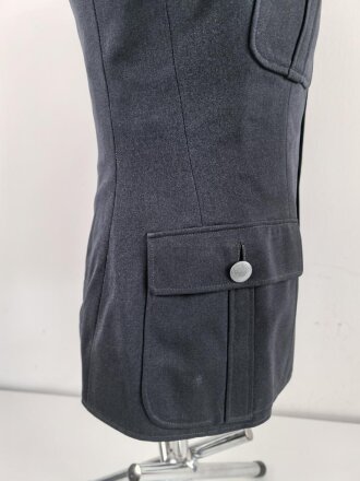 Luftwaffe, Waffenrock für einen Fahnenjunker Feldwebel der Sanitätstruppe. Eigentumstück, der Brustadler fehlt, die Kragenkordel entfernt, Wachsflecken am Kragen. Sonst gut