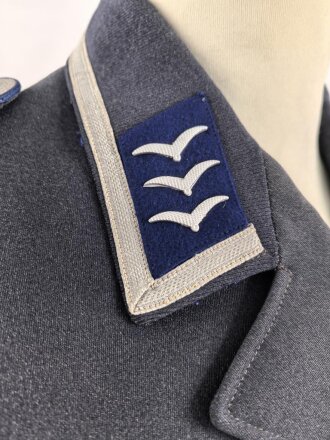 Luftwaffe, Waffenrock für einen Fahnenjunker Feldwebel der Sanitätstruppe. Eigentumstück, der Brustadler fehlt, die Kragenkordel entfernt, Wachsflecken am Kragen. Sonst gut