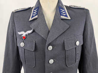 Luftwaffe, Waffenrock für einen Fahnenjunker Feldwebel der Sanitätstruppe. Eigentumstück, der Brustadler fehlt, die Kragenkordel entfernt, Wachsflecken am Kragen. Sonst gut