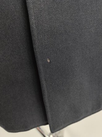 Luftwaffe, Waffenrock für einen Fahnenjunker Feldwebel der Sanitätstruppe. Eigentumstück, der Brustadler fehlt, die Kragenkordel entfernt, Wachsflecken am Kragen. Sonst gut