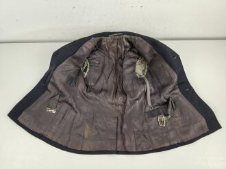 Luftwaffe, Waffenrock für einen Fahnenjunker Feldwebel der Sanitätstruppe. Eigentumstück, der Brustadler fehlt, die Kragenkordel entfernt, Wachsflecken am Kragen. Sonst gut
