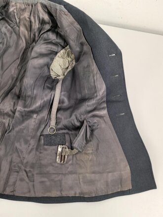 Luftwaffe, Waffenrock für einen Fahnenjunker Feldwebel der Sanitätstruppe. Eigentumstück, der Brustadler fehlt, die Kragenkordel entfernt, Wachsflecken am Kragen. Sonst gut