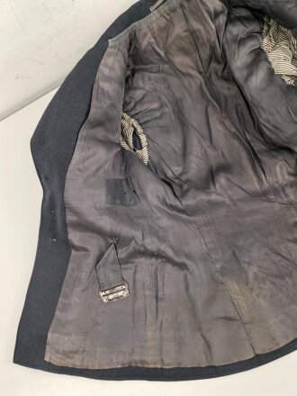 Luftwaffe, Waffenrock für einen Fahnenjunker Feldwebel der Sanitätstruppe. Eigentumstück, der Brustadler fehlt, die Kragenkordel entfernt, Wachsflecken am Kragen. Sonst gut